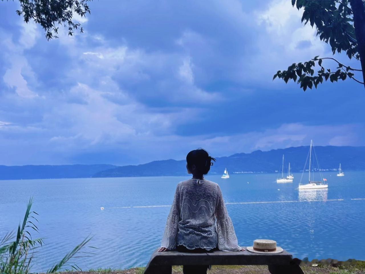 南乡子·抚仙湖
 云叠远峰明。万顷澄湖碧镜横。
彩艇轻摇风淡淡，闲听。一枕烟波忘