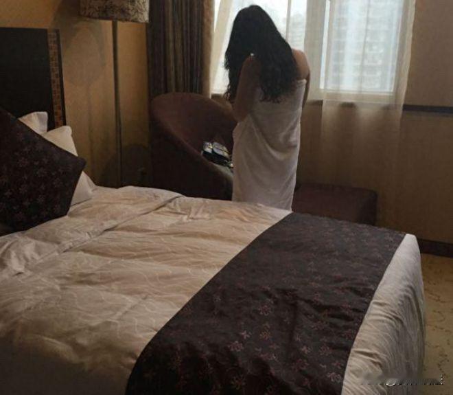 吉林，59岁女子发现丈夫出轨比自己小24岁的第三者，先是与丈夫离婚，而后又将第三