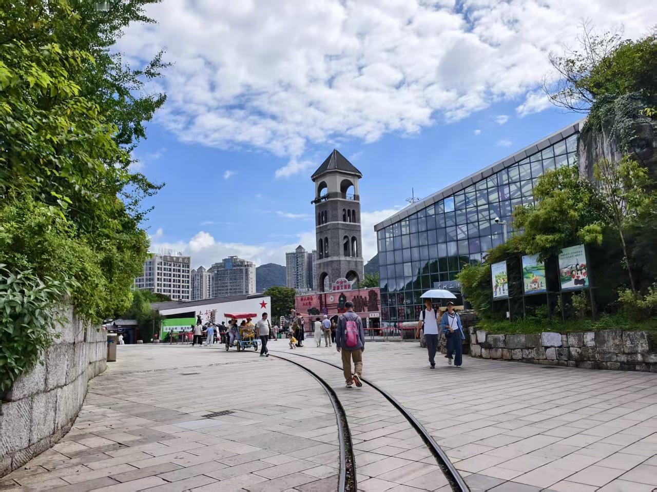 这次在贵州避暑已经快2个月了，其中遵义的桐梓，毕节的威宁和大方的百里杜鹃，以及六