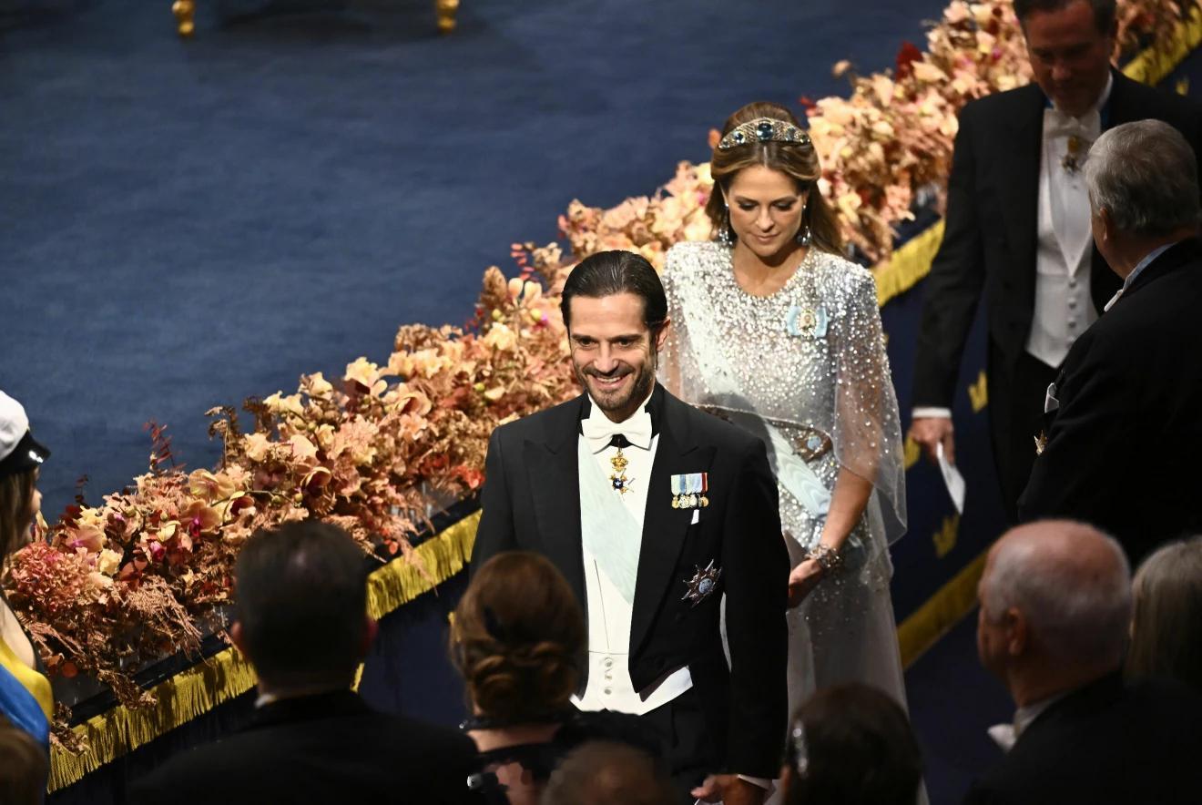 12.10 瑞典王室成员出席一年一度的诺贝尔奖颁奖礼，速报。母女仨全部穿旧礼服，