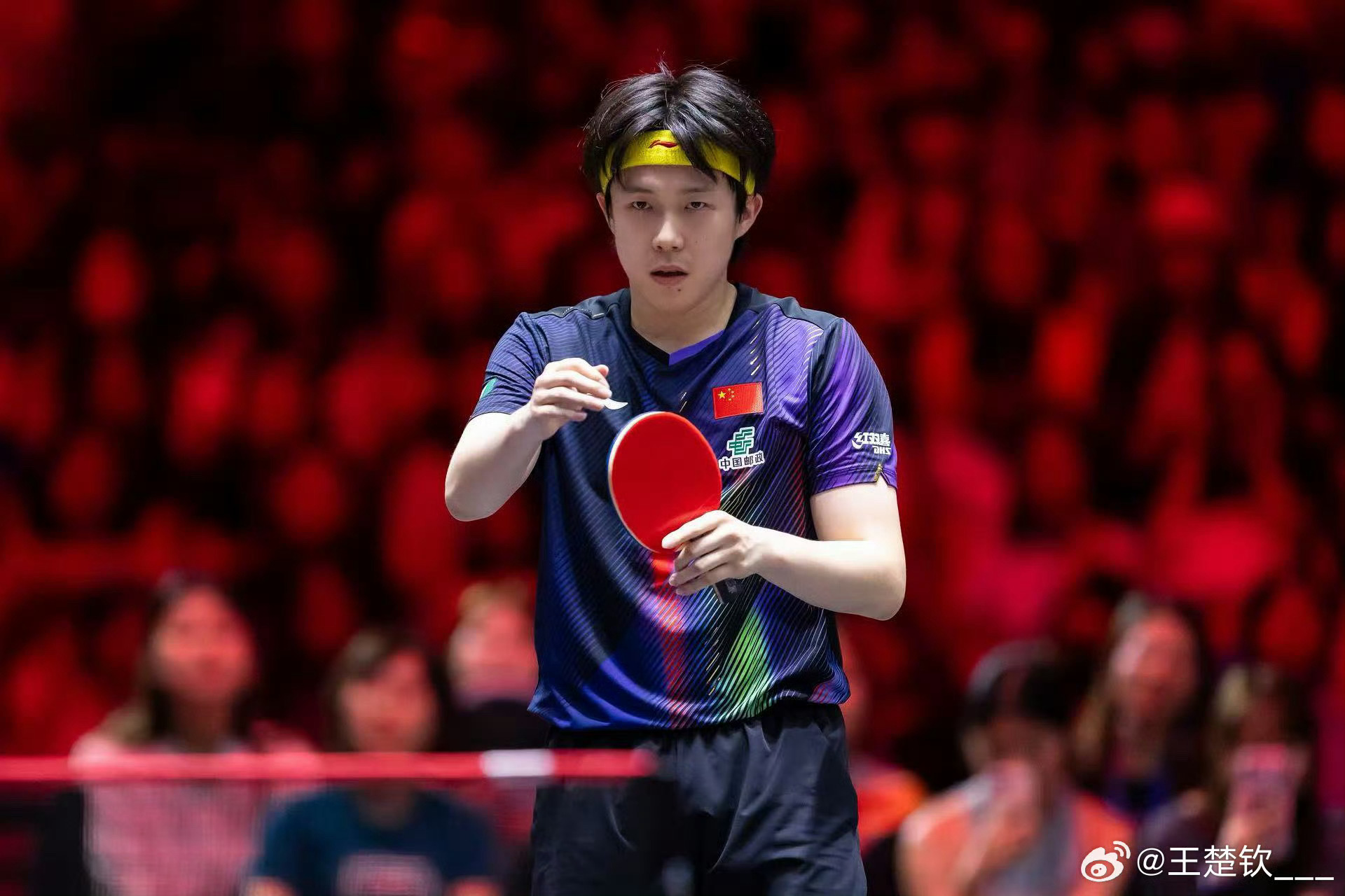 国乒男队集体起立为王楚钦欢呼顶住压力，不负期待！每一分都拼尽全力，全场起立欢呼是