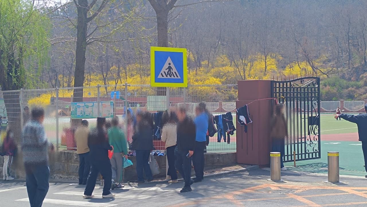 接Yaya的时候看着的场景[吃瓜群众]
老师们是真没招儿了[捂脸]以前我就知道，