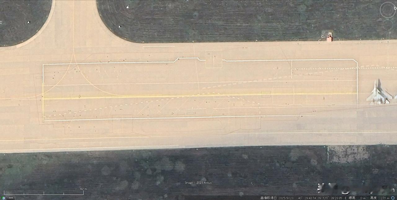 感觉像是把之前的航母甲板改成了076的甲板。