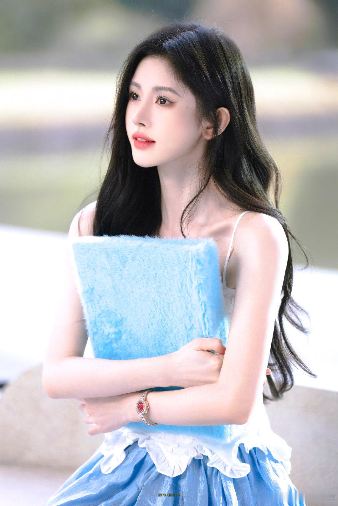 davena品牌代言人鞠婧祎美到失语[色][色]你不是还有一套没发嘛 ​​​