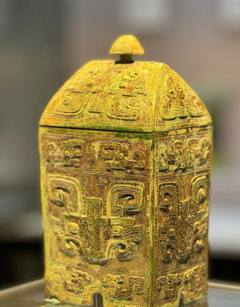 从实用到礼仪：古代青铜食具的演变研究

青铜器是中华文明的瑰宝，其中的青铜食具不