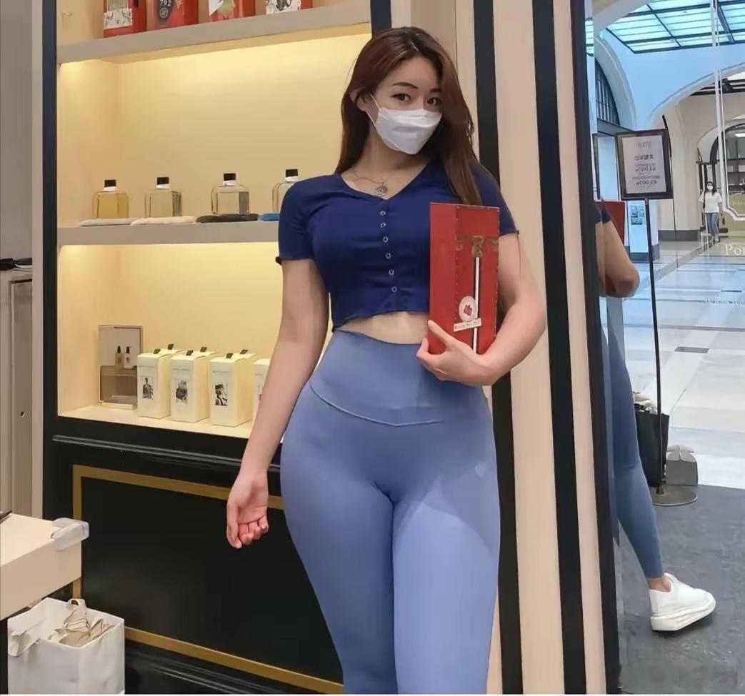 新加坡，热衷撸铁的女博主。[鲜花] ​​​
