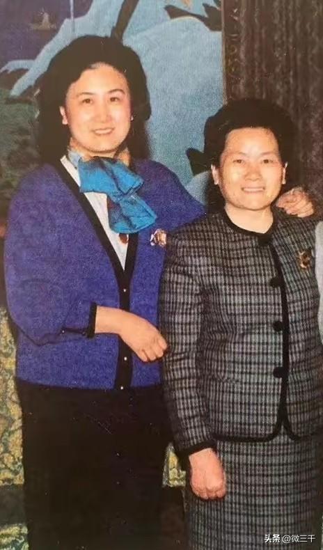 刘延东和吴文英1995年的合影，她们1个81岁去世，1个75岁去世，可惜都走的太