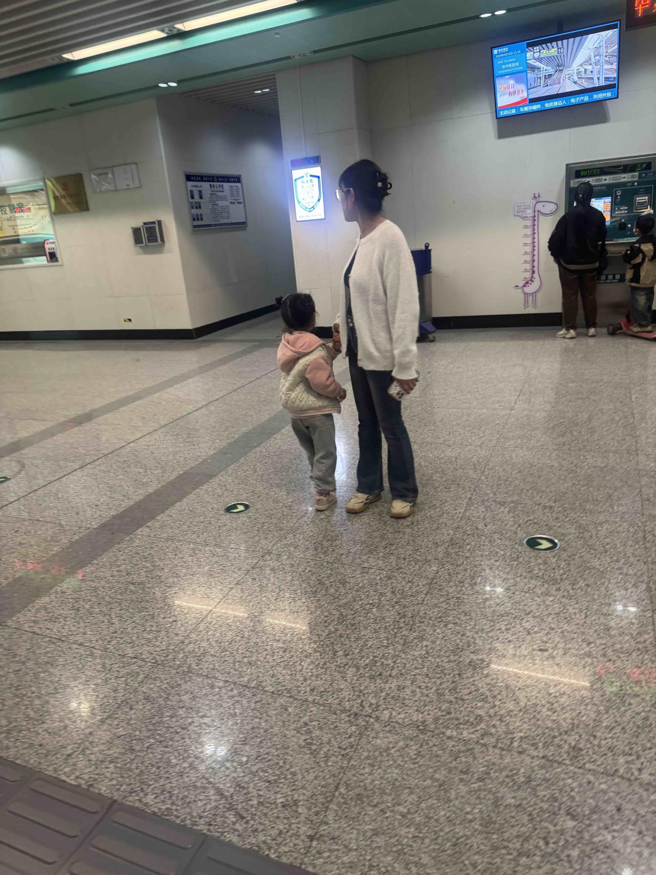 非常感谢老婆和孩子的等待，我一看时间已经很晚了，老婆明天还要上班呢，还亲自来地铁