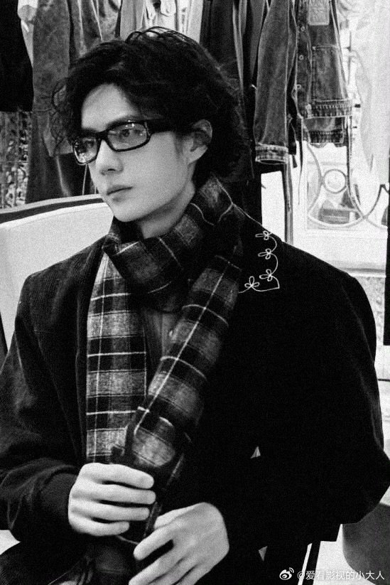 摄影师晒王一博秀前随拍王一博大秀雷霆视角 王一博好帅啊 