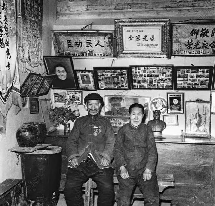 这是烈士董存瑞的父母，照片拍摄于1958年。
董存瑞，1929年生于河北怀来，他