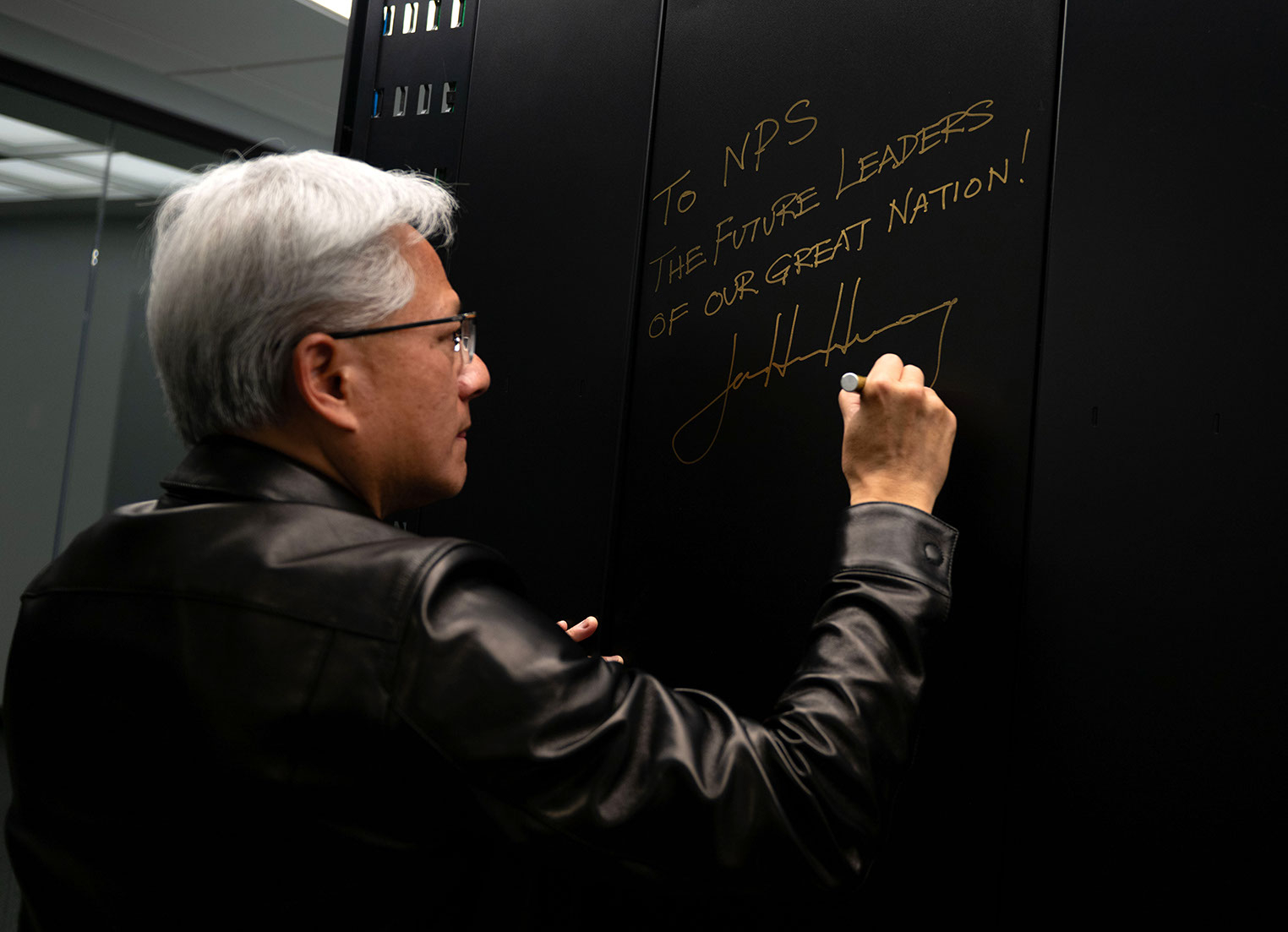今天，英伟达(NVIDIA)公司创始人兼首席执行官黄仁勋出席美国海军研究生院（N