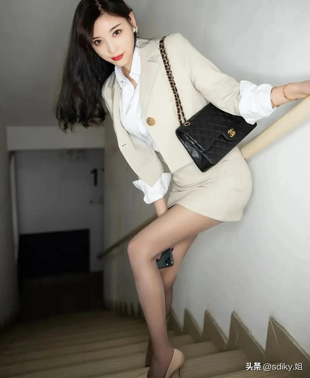 #女人味穿搭，温柔风穿搭#
#迷人的极品身材# #好身材性感女神# #性感翘臀完