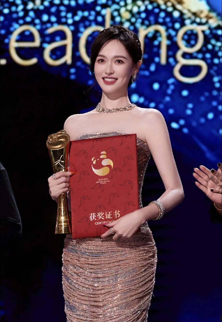 有没人和我一样，
从来没有感觉到唐嫣的演技？[捂脸]
虽然怕被骂，但是确实是这种
