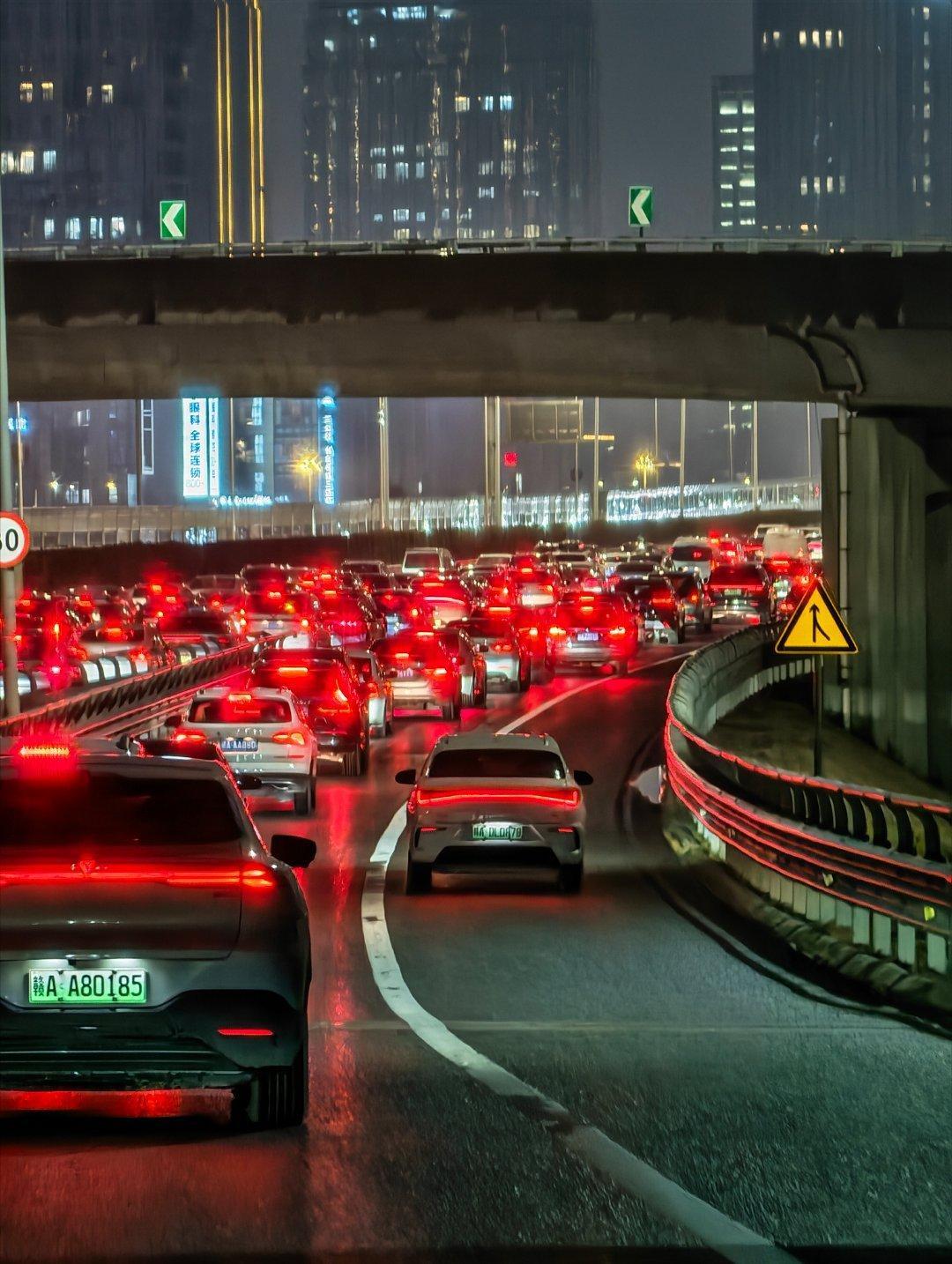 回家过年喽看来回家的大潮已经开始了看看这个车流量就知道了你们开始放年假了吗？盘哥