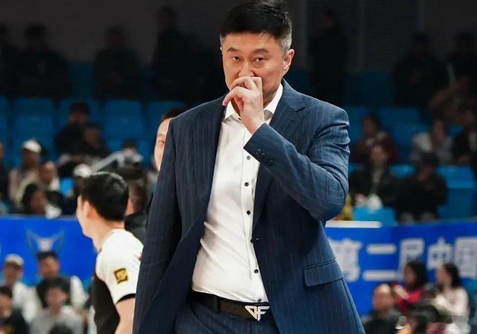 广东男篮最新公告：主教练杜锋突发身体不适，无法坚持带队比赛，现已前往医院就诊对阵