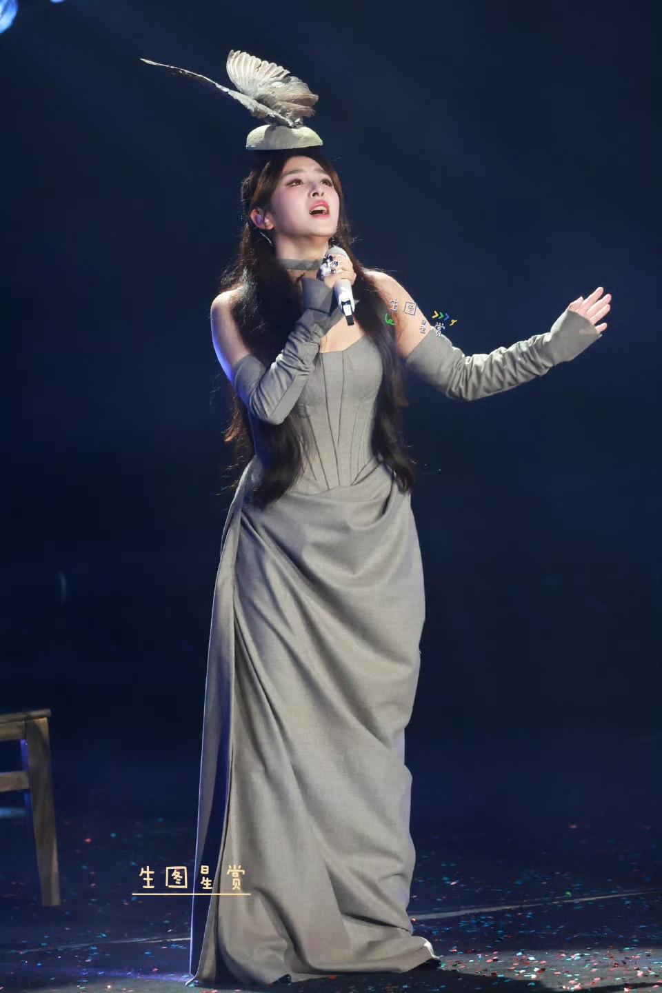 张含韵舞台生图，这个身材不错哦！