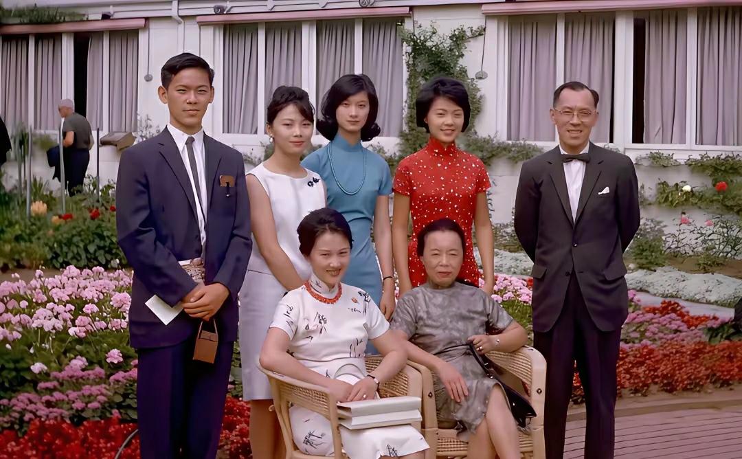 这是我国著名诗人徐志摩第一任妻子张幼仪和儿子的全家福，就少了徐志摩一人。
他家的