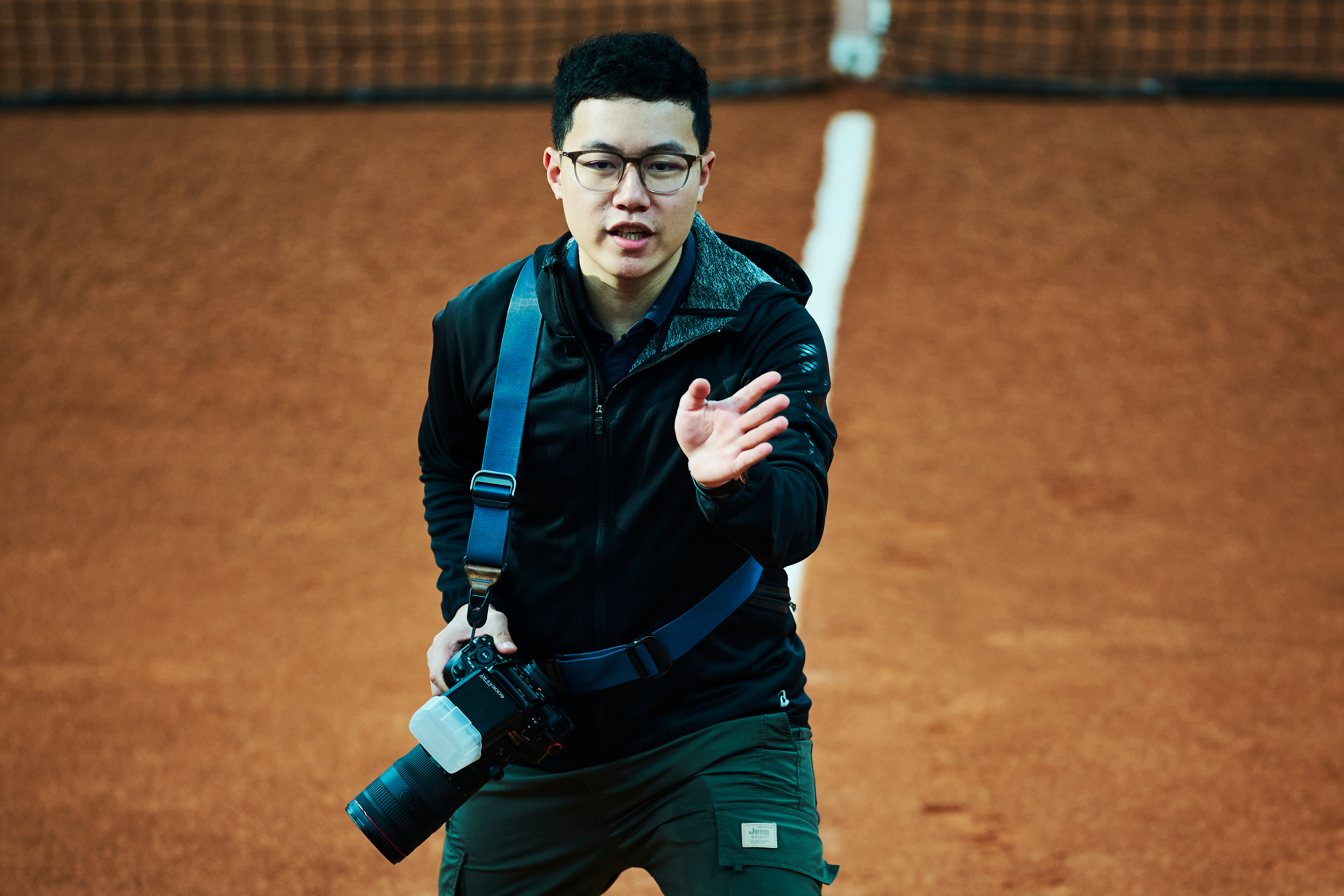 广州网球摄影师黄迪燊在WTA 125K湖州站的帅气工作照！年轻摄影师举手投足之间