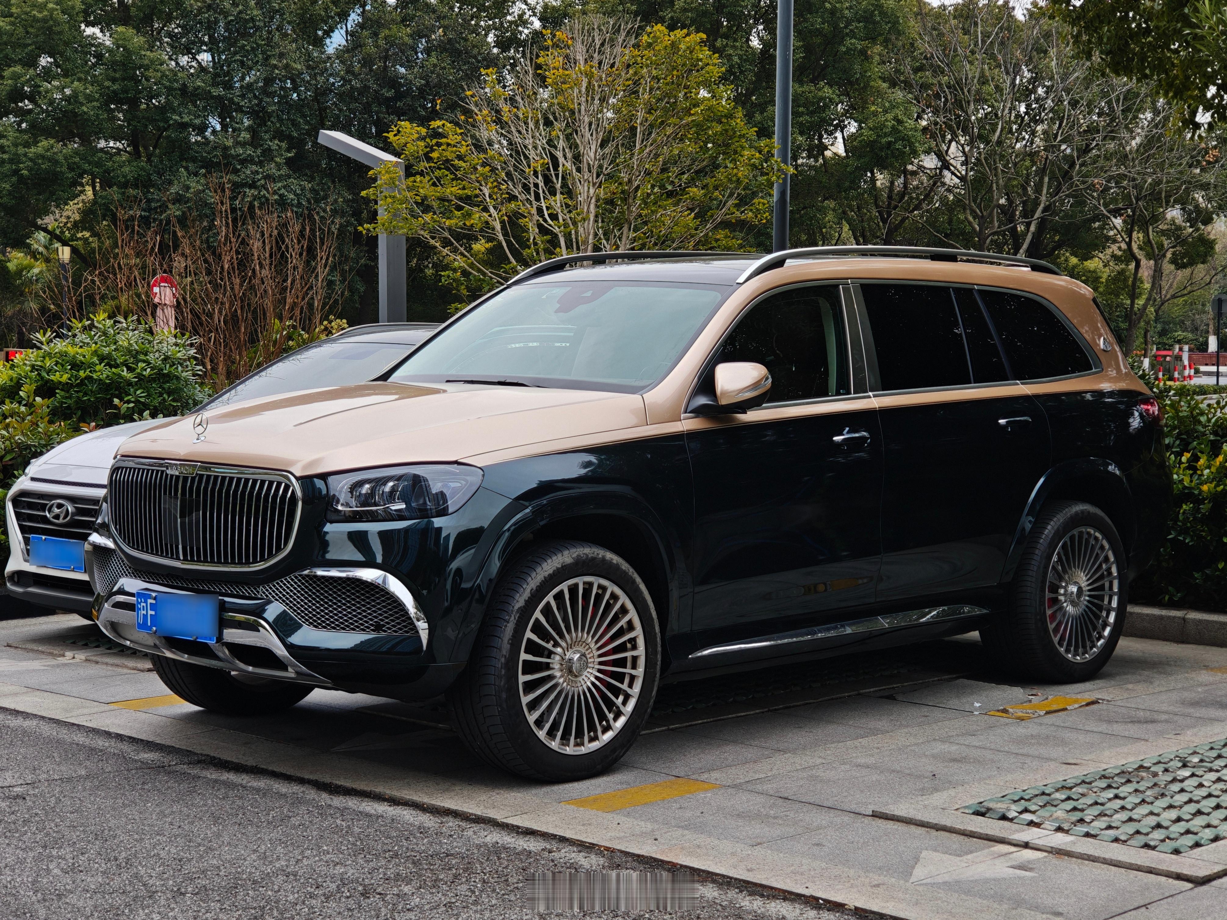 公司楼下逮到一辆梅赛德斯 - 迈巴赫GLS600。黑金配色，23 寸轮毂，太有气
