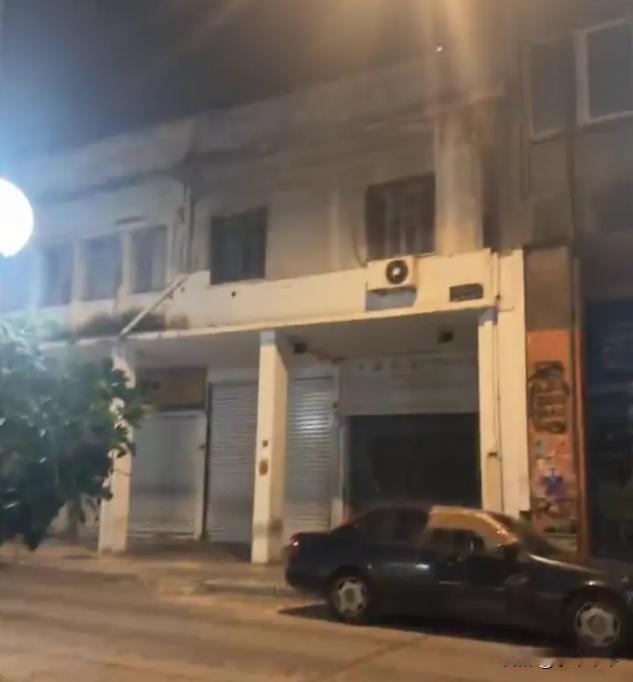 凤凰网转潇湘晨报消息，4月9号，有去欧洲旅游的网友在雅典晚上出去买个饮料，竟然就