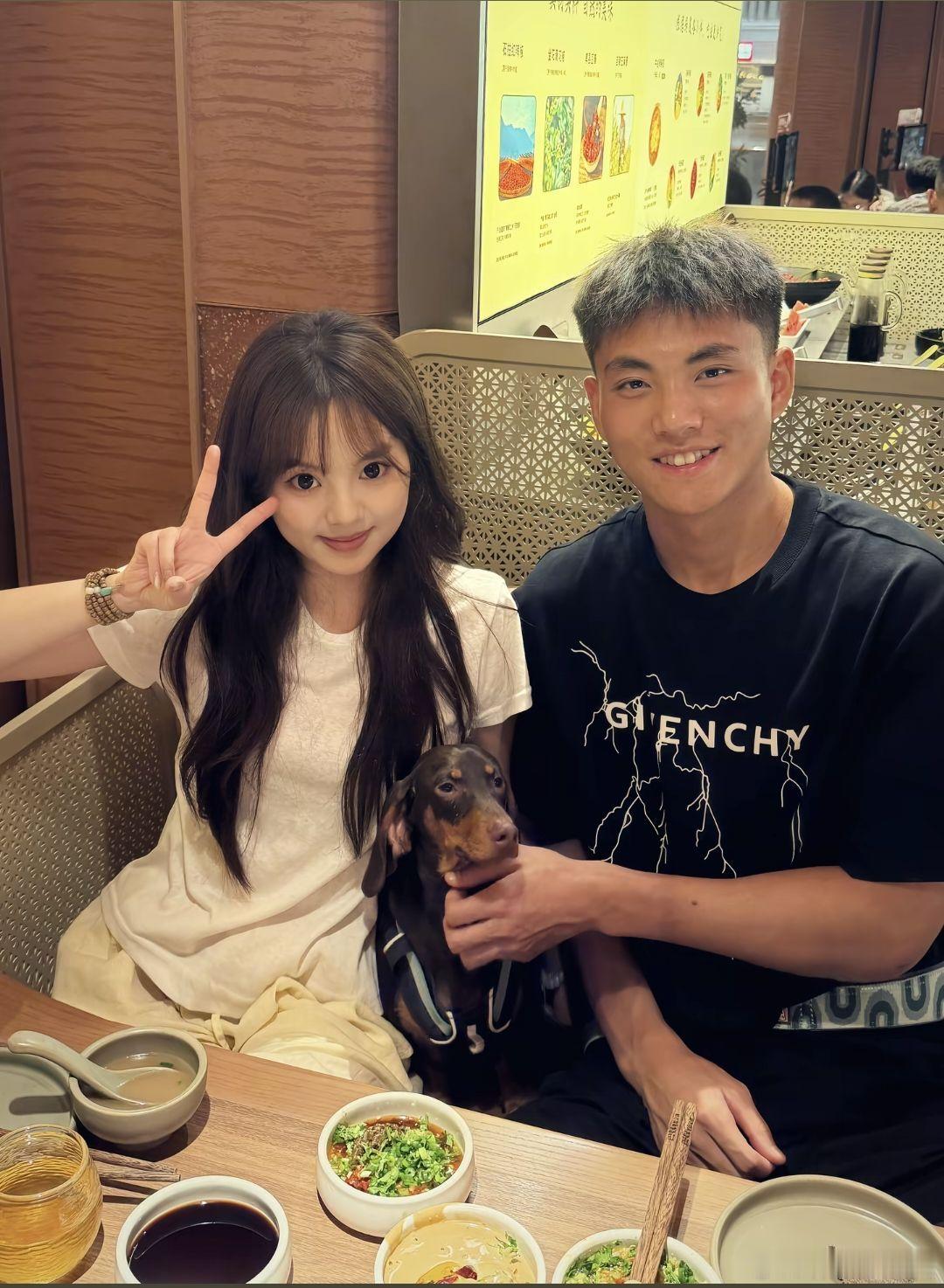 女友确认李昊留队青岛西海岸李昊女友通过社交媒体晒出两人合照，并亲自回复网友确认其