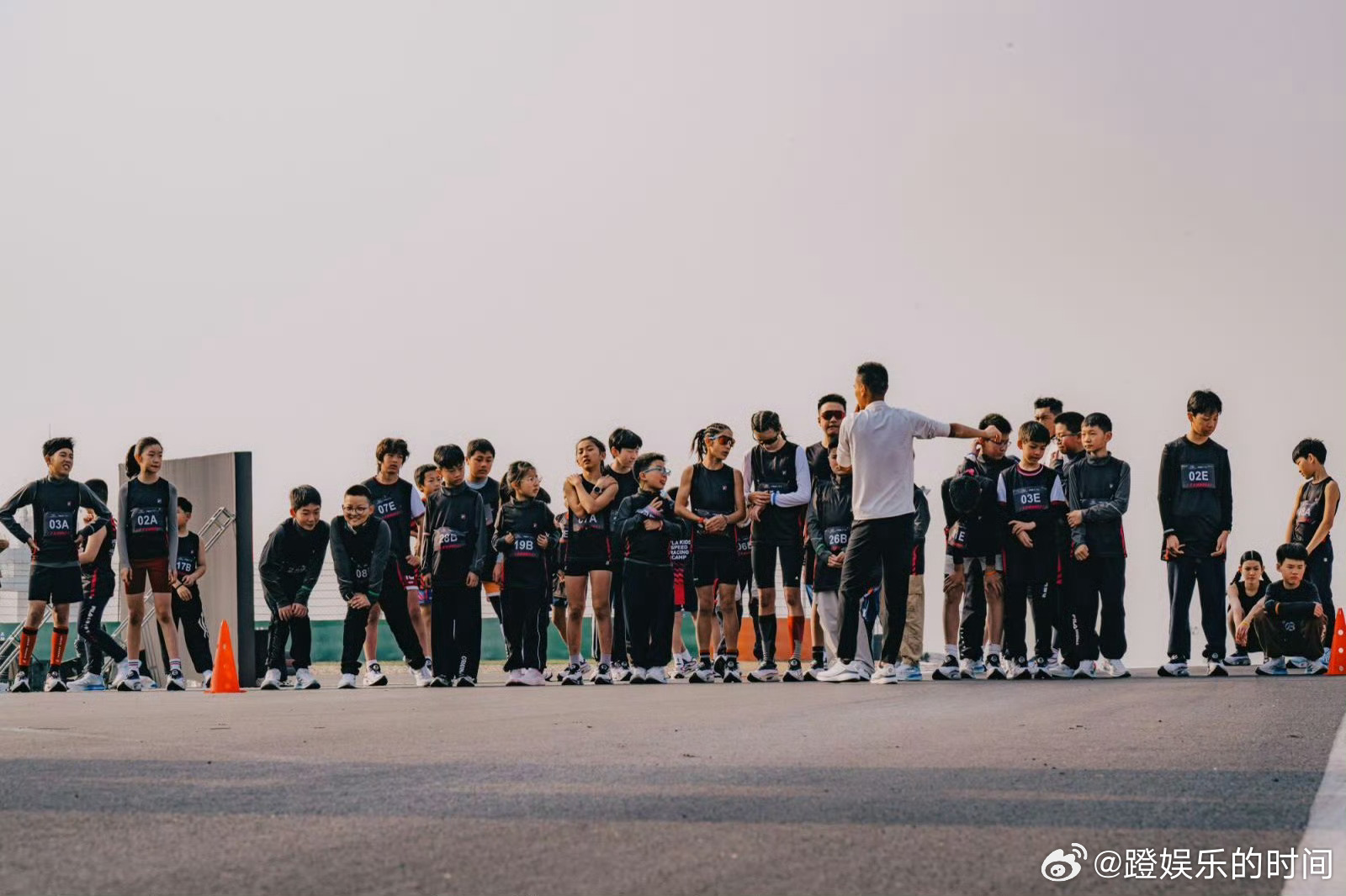 上海赛道送走F1又迎来小孩炸场在上海被小孩的速度卷到了 刚送走F1，赛道就被娃们