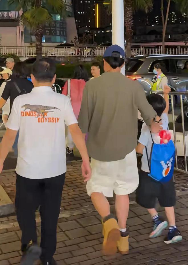 吴京现身南宁烧烤摊，灰衬衫配棉鞋随性亮相。荧幕硬汉私底下仿佛刚收工的建筑工人，和