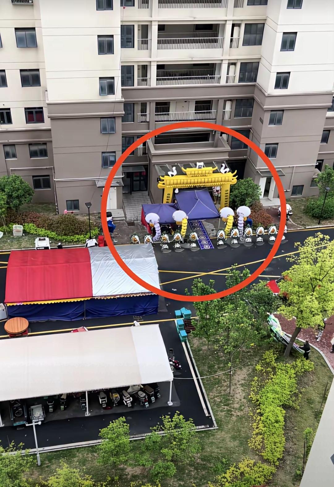 要说白事不可都议论，但这家人办白事，引起网友的热议。
     这家老人过世了，
