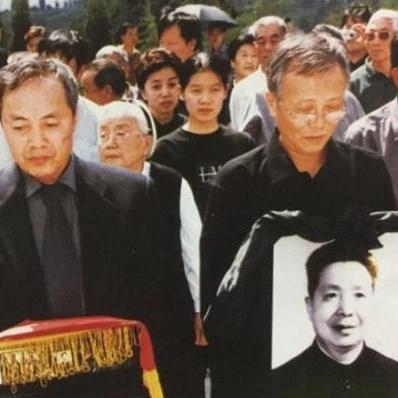 谭启龙葬礼上，一张罕见的留影，这张照片拍摄于2003年的山东济南，是老一辈革命家