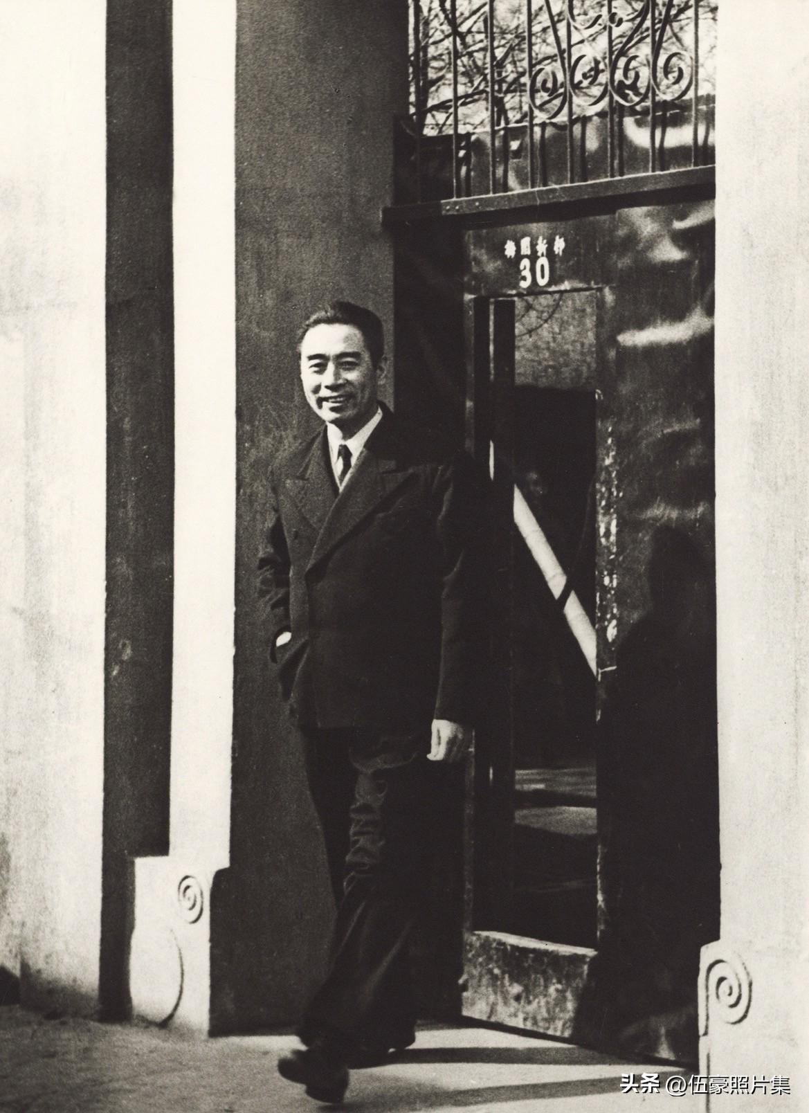1946年，周恩来在南京梅园新村门口的老照片。自1946年5月3日，周恩来率中共