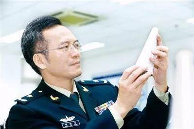 他叫冯煜芳：为国铸剑的无言守护者！

当大家都涌向风口时，23岁的冯煜芳却掉头扎