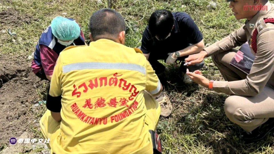 泰国北榄一女子梦见光头小孩指认埋骨地点，挖出疑似人类骸骨接到女子的报告后，警方迅