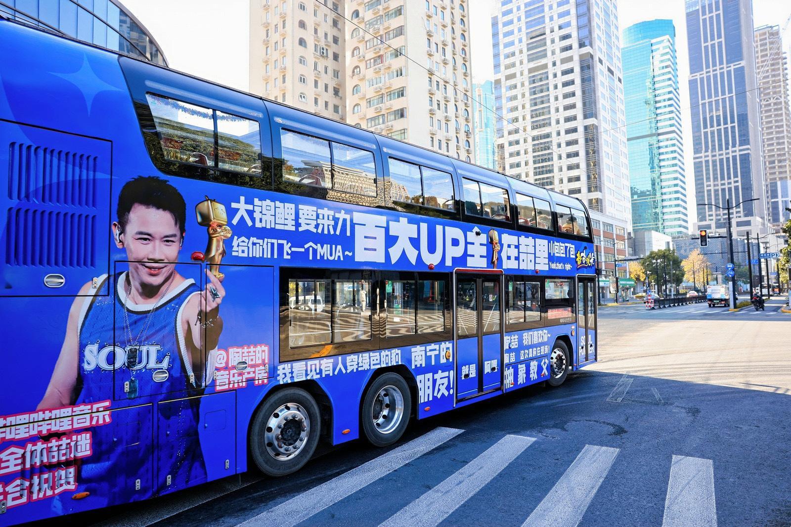 🆘这个世界果然是个巨大的陶喆、、、大街上都开始跑陶喆痛车了！！车上贴的弹幕好抽