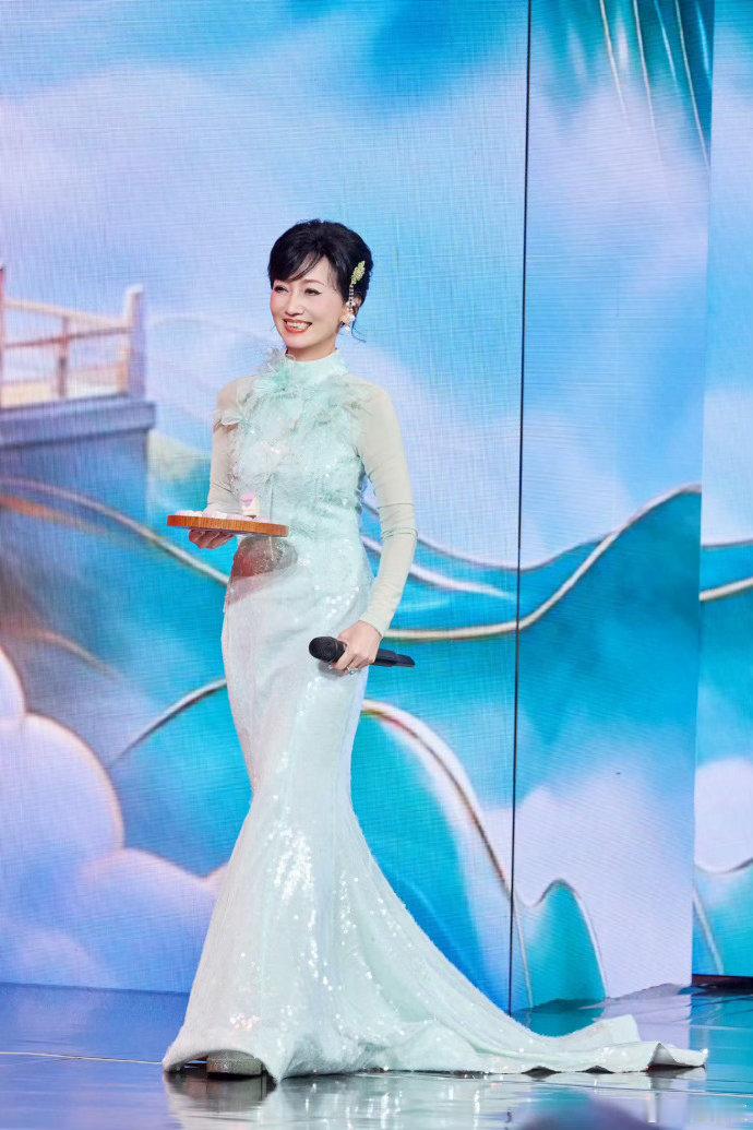 内娱中式旗袍美人全在这了中秋舞台上的东方美人群像不得不感慨旗袍的魔力，既有岁月沉