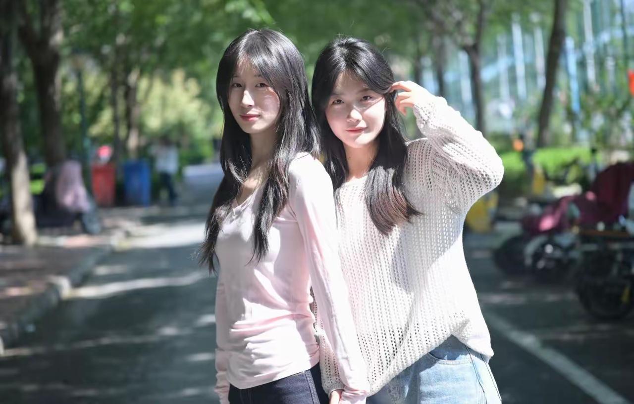 阳光下的姐妹情，一起享受美好时光！🌞👭姐妹休闲小聚 姐妹出游拍照