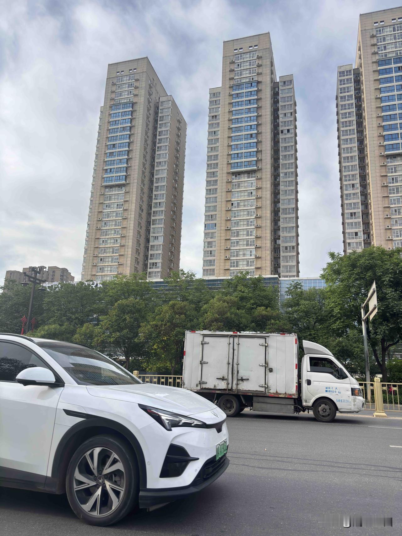 西安城东大贸城来了，在金海湾住宅楼下边的门面。以前闲置了好多年，看到里面在装修，