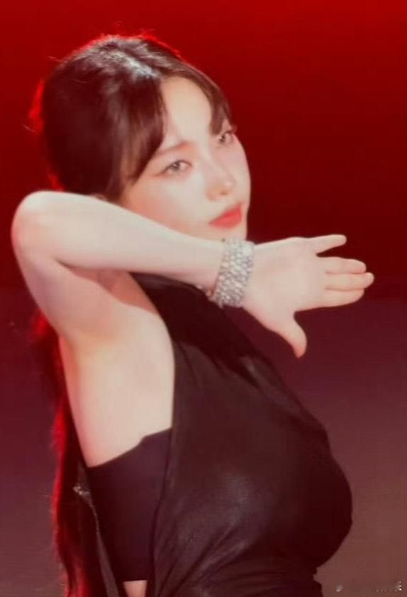 #柳智敏衣服裂开了#柳智敏的舞台应变能力真的是很绝呢，衣服裂开了也没有紧张，而且