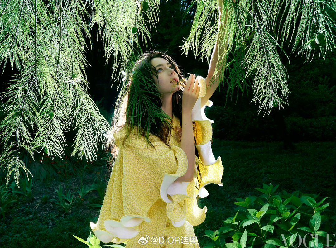 迪奥认领迪丽热巴VOGUE八月刊迪丽热巴VOGUE八月刊受到品牌认领，森系造型清