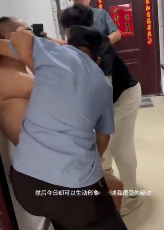 山东临沂，男子身穿短裤在家休息时，物业突然带着保安，闯入其家中指责他往楼下乱扔垃