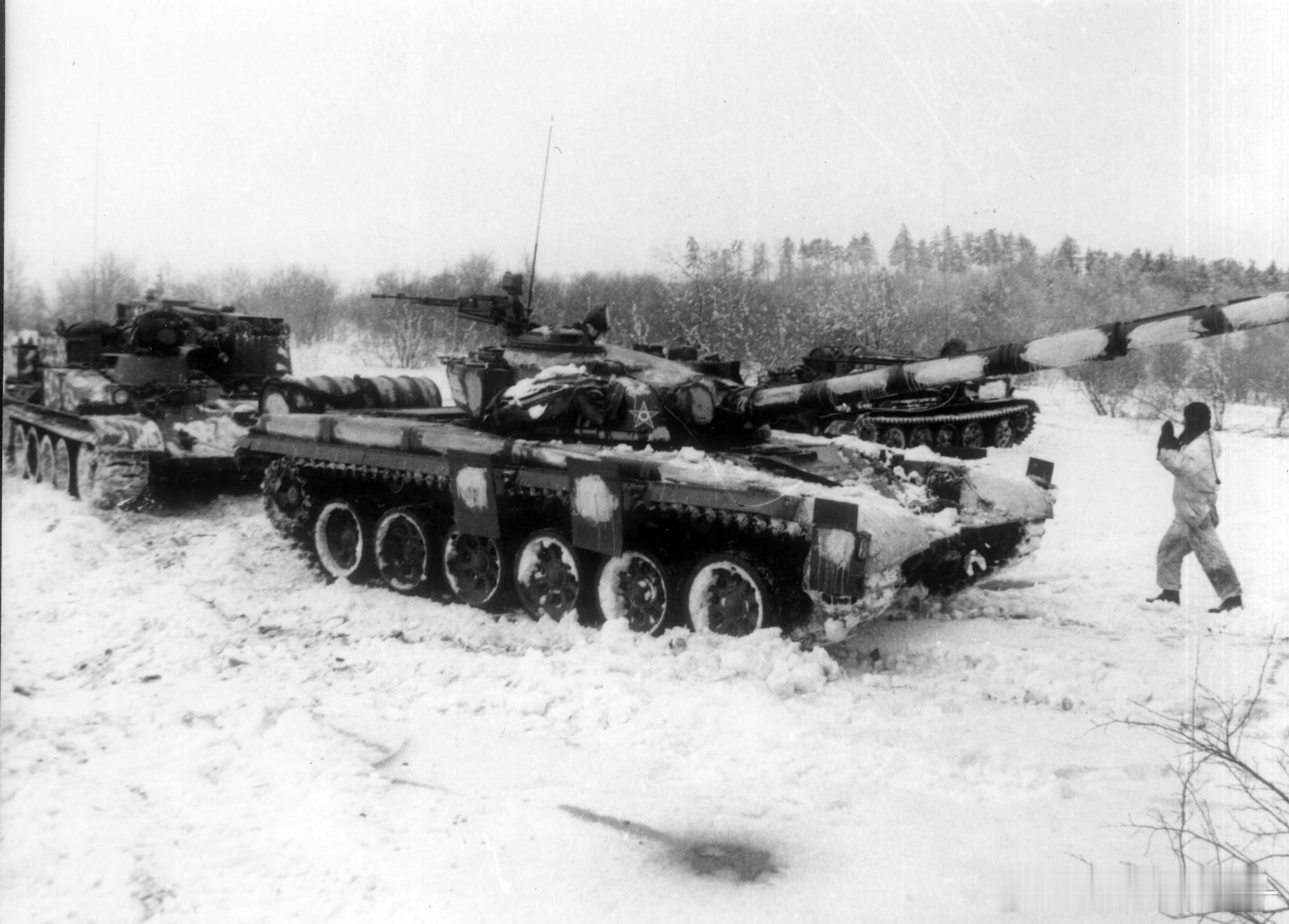 匈牙利人民军第11坦克师的T72和T55在喀尔巴纤山区进行冬季训练，摄于80年代
