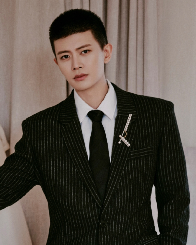 蔡徐坤即将官宣塔思琦珠宝代言！蔡徐坤依旧很受奢牌青睐，从刚出圈时戴比尔斯品牌代言