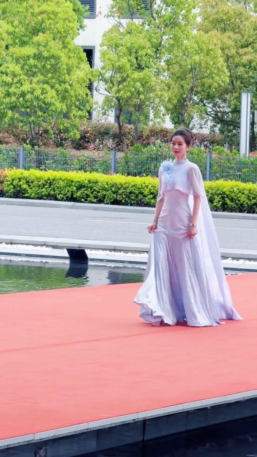 浅浅盘点一下今日份女明星线下活动生图，友友们来品鉴刘诗诗，田曦薇，卢昱晓田曦薇飞