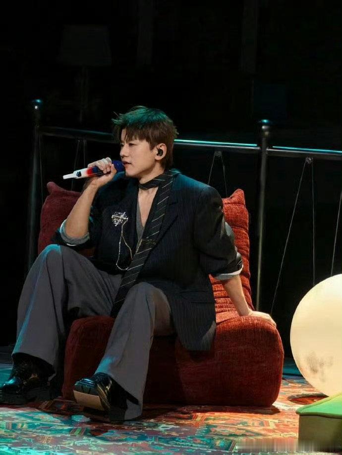 张杰分不清张杰是退场还是上场了张杰退场名场面笑到跺脚，帅帅跳着退场，竟被升降机“