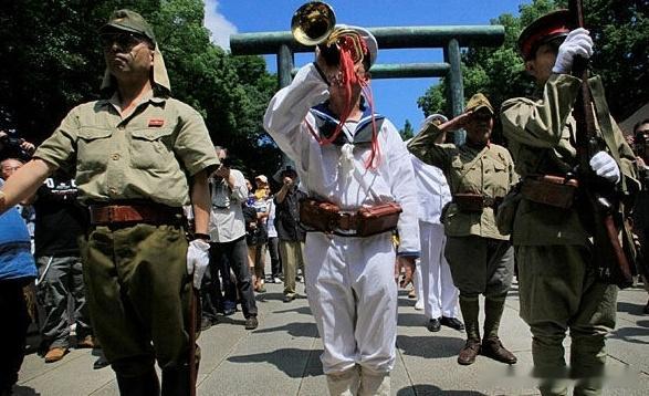 2011年，日本右翼分子身着二战时期日军军装为战犯招魂 