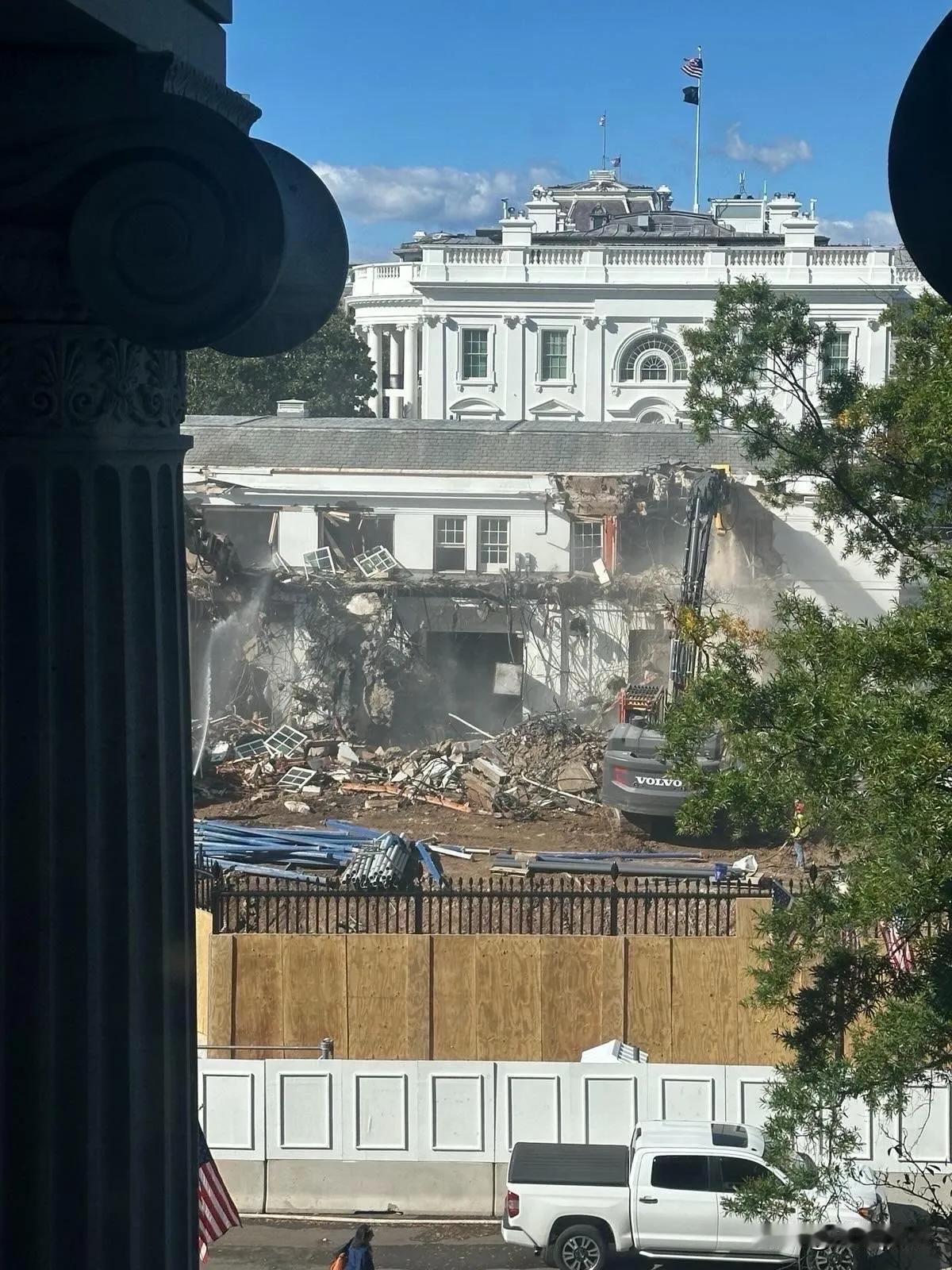 特朗普icon下令把白宫东翼给拆了，准备修建更大的宴会厅。但是拆除白宫东翼外墙的
