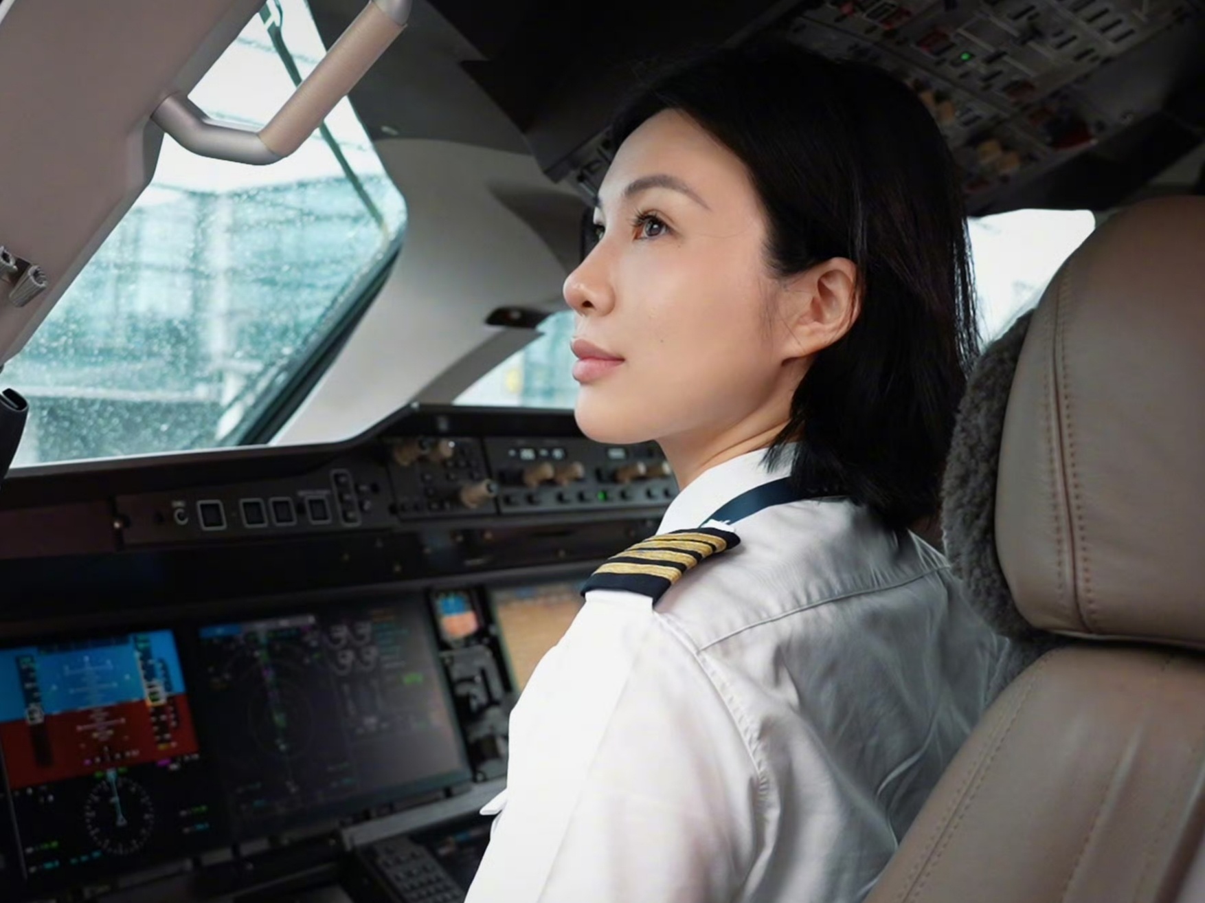 全国首位C919女机长顺利首飞看了左边话题下的新闻，“妇女能顶半边天”在这里实现
