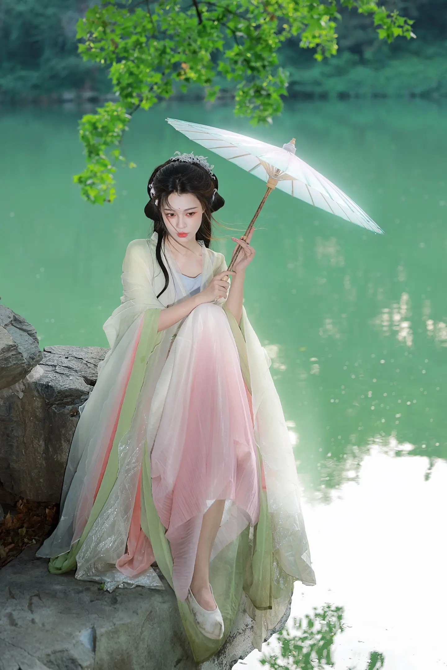 青衫烟雨客，似是故人来。