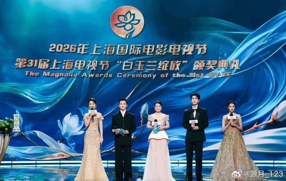 关晓彤有一种见过大世面的沉静和温婉她自小就以童星身份出入各大主流晚会、影视盛典，