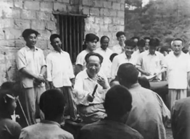 1959年，毛主席回韶山：主席让群众住他家。

1959年6月，离开故乡三十多年