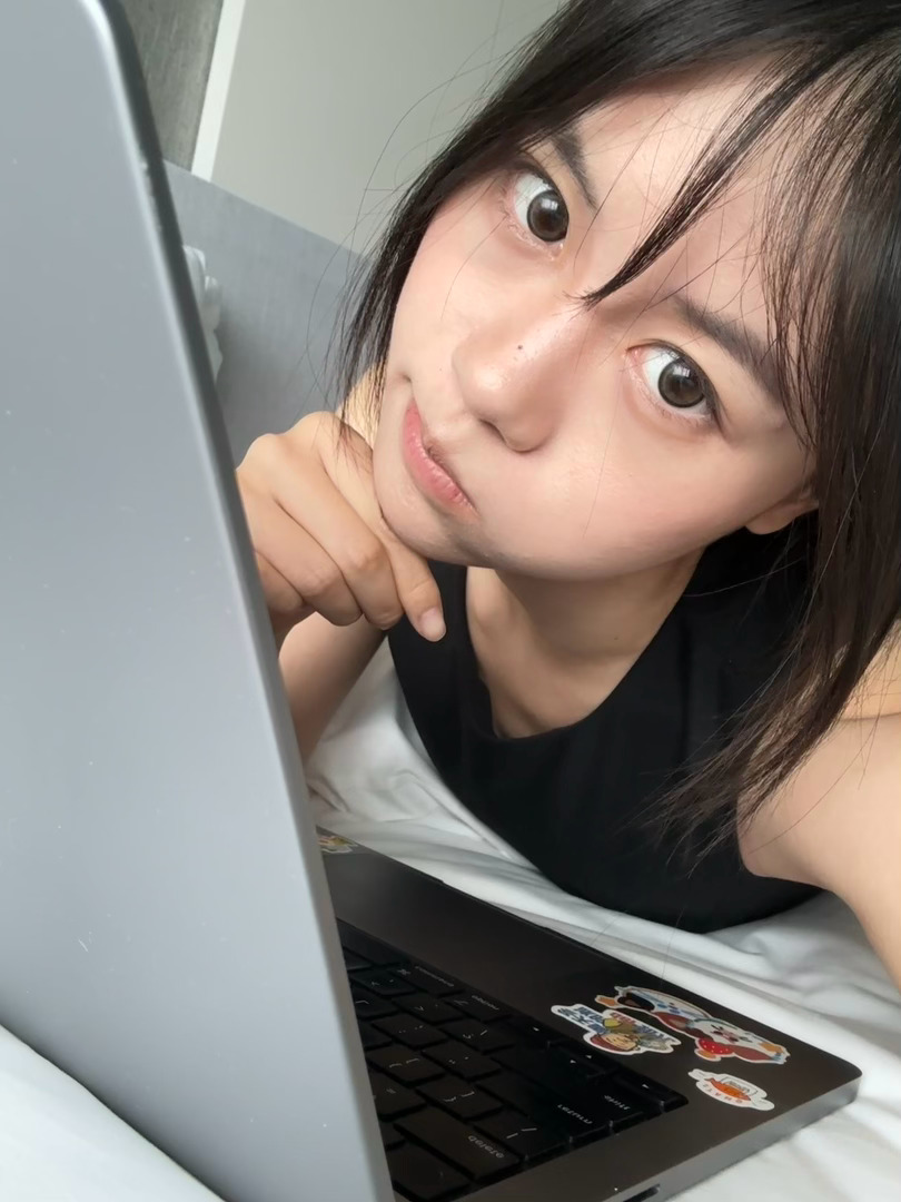 千万不要侧躺玩手机道理都懂 但是侧躺着玩手机真的很舒服啊 还会侧躺着玩平板换一侧